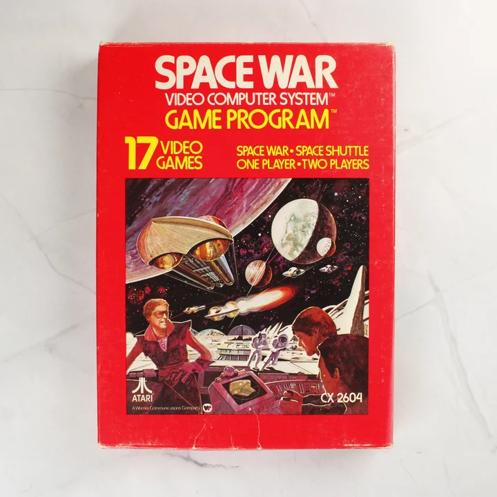 A Space War videójáték piros dobozának előlapja sci-fi illusztrációval.