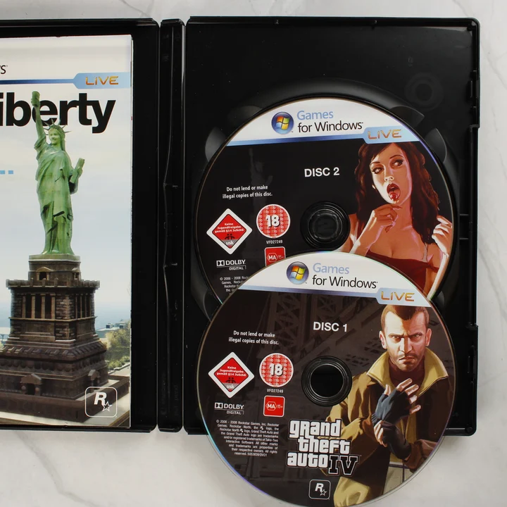 Grand Theft Auto IV nyitott tok a lemezekkel és kézikönyvvel
