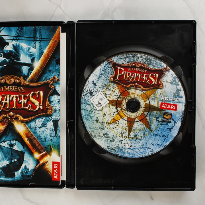 Sid Meier's Pirates! nyitott tok lemezzel és kézikönyvvel