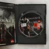 Nyitott Dragon Age II videójáték tok a lemezzel és a füzettel