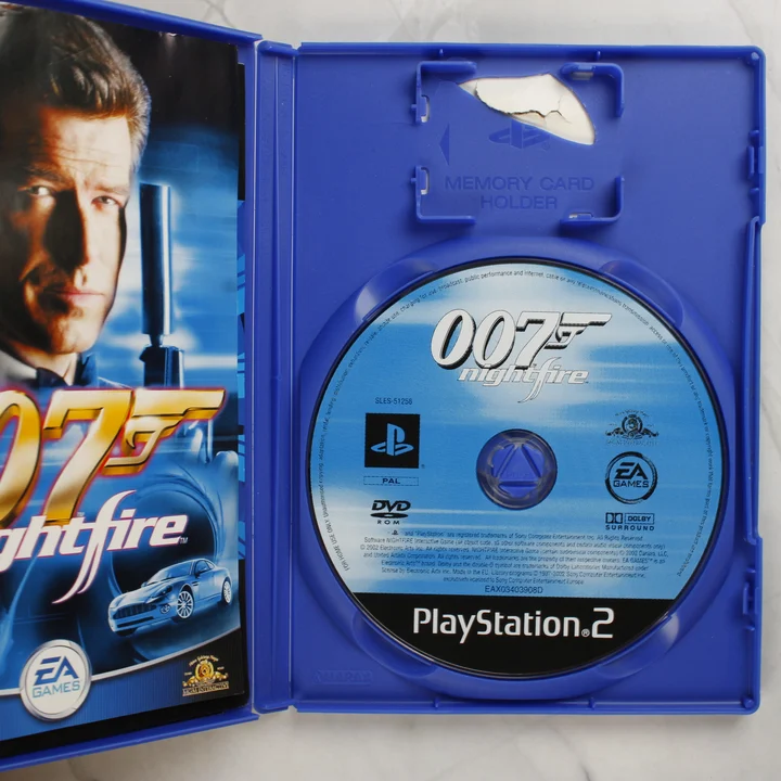 Nyitott 007 Nightfire PlayStation 2 tok lemezzel és útmutatóval