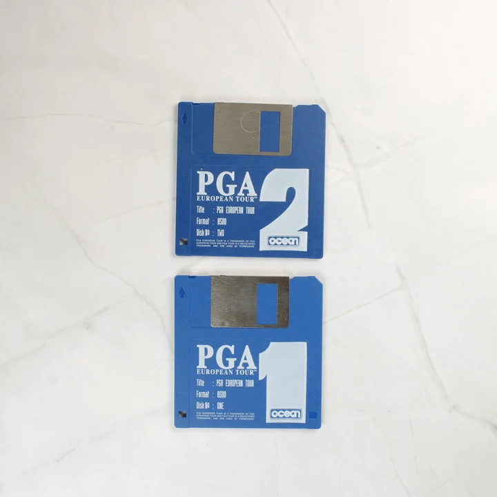 Két kék floppy lemez a PGA European Tour játékhoz