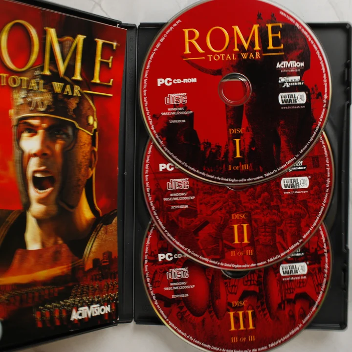 Rome: Total War nyitott tok a lemezekkel és kézikönyvvel