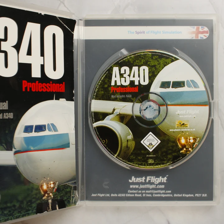 A nyitott szoftvertok a CD-ROM lemezzel és a kézikönyvvel