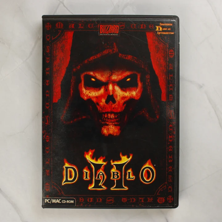 Diablo II videójáték első borítója fekete tokban