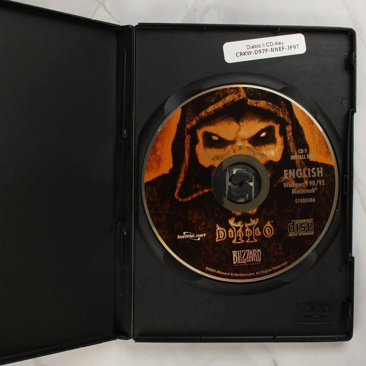 Diablo II nyitott tok a telepítőlemezzel és a CD-kulccsal