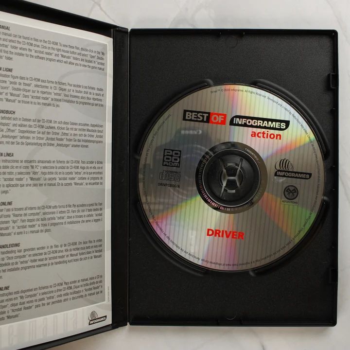 A nyitott tokban látható Driver CD-ROM lemez és a belső tájékoztató.