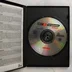 A nyitott tokban látható Driver CD-ROM lemez és a belső tájékoztató.