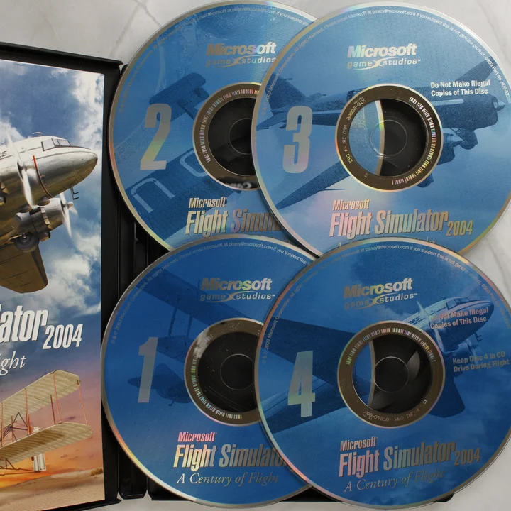 Microsoft Flight Simulator 2004 lemezek Négy darab kék CD lemez a Microsoft Flight Simulator 2004 játékhoz