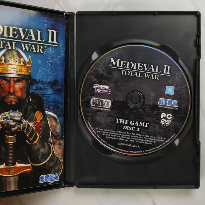 Medieval II Total War nyitott tok lemezzel és kézikönyvvel