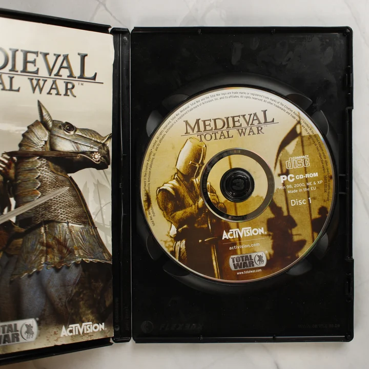 Nyitott Medieval: Total War játéktok lemezzel és kézikönyvvel