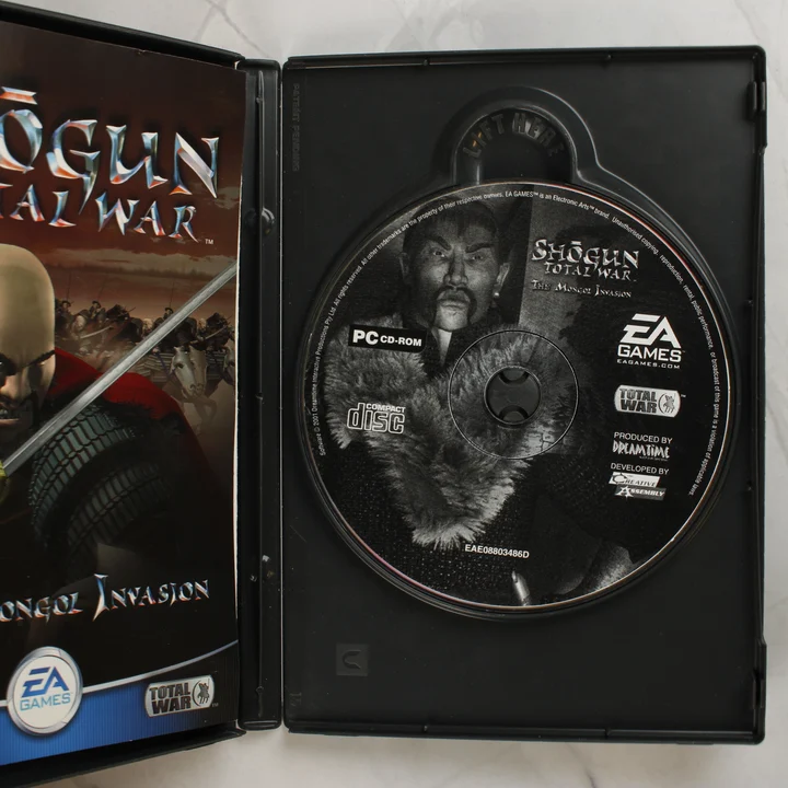 Shogun: Total War Mongol Invasion lemez és belső Shogun: Total War - The Mongol Invasion nyitott tok a lemezzel és kézikönyvvel