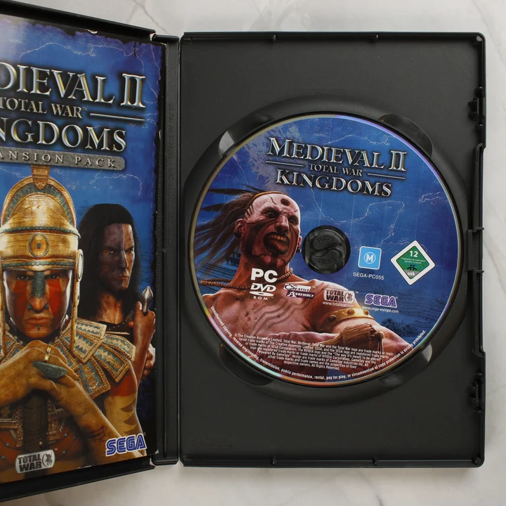 A Medieval II: Total War Kingdoms nyitott tokja a lemezzel és a kézikönyvvel