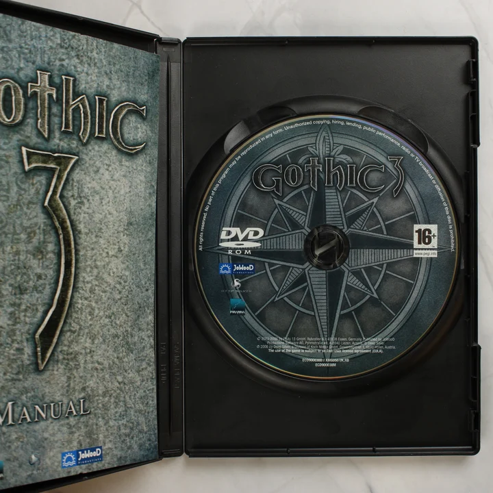 Nyitott Gothic 3 játéktok a DVD lemezzel és a kézikönyvvel