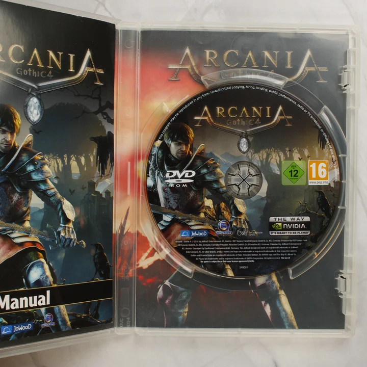 Az Arcania Gothic 4 nyitott tokja a lemezzel és a kézikönyvvel