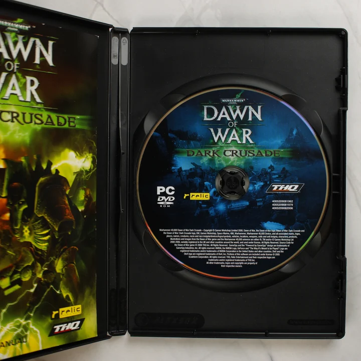 A Warhammer 40,000: Dawn of War – Dark Crusade nyitott tokja a lemezzel
