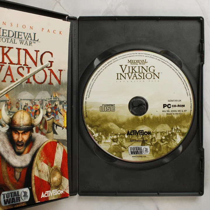 Medieval: Total War Viking Invasion nyitott tok lemezzel és kézikönyvvel