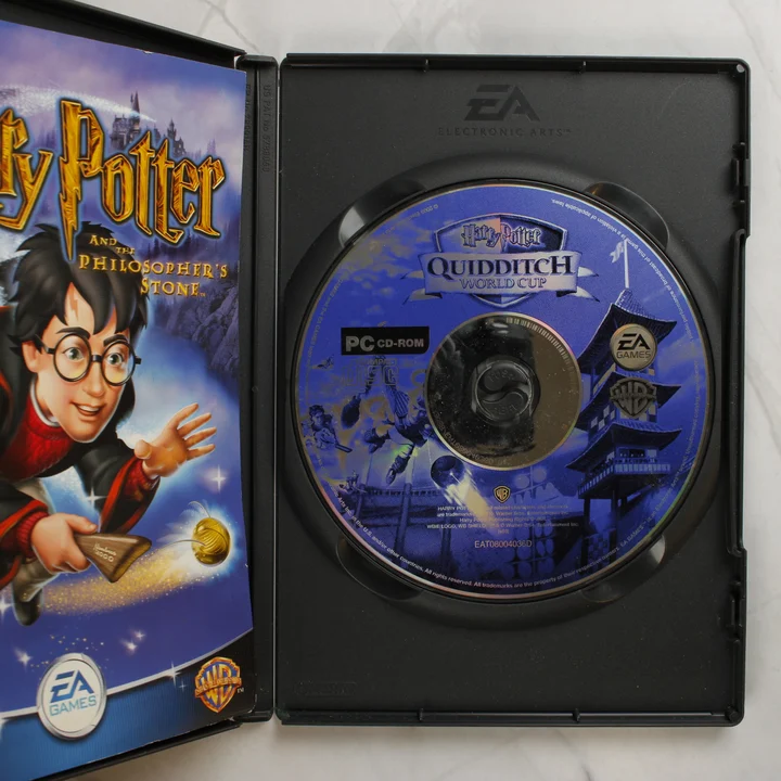 Nyitott tok a Harry Potter videójáték lemezével