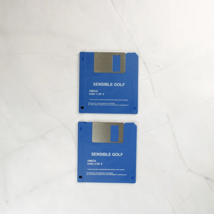 Két kék színű 3,5 colos floppy lemez a Sensible Golf játékhoz