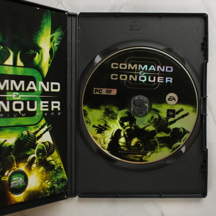 Command & Conquer 3 Tiberium Wars nyitott tok lemezzel és füzettel
