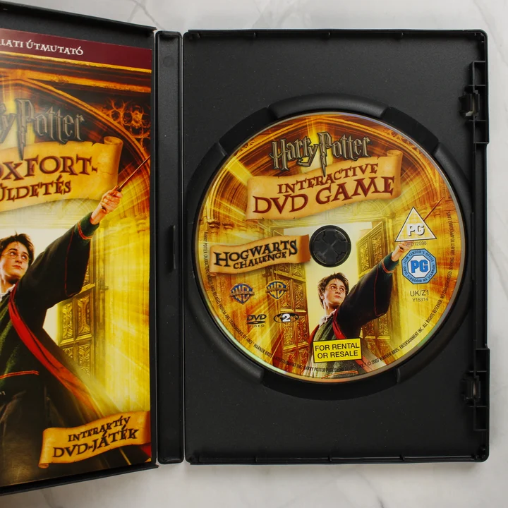 Nyitott DVD-tok a lemezzel és az útmutatóval