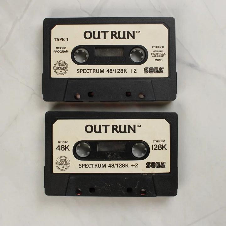 Két fekete Out Run programkazetta egymás alatt.