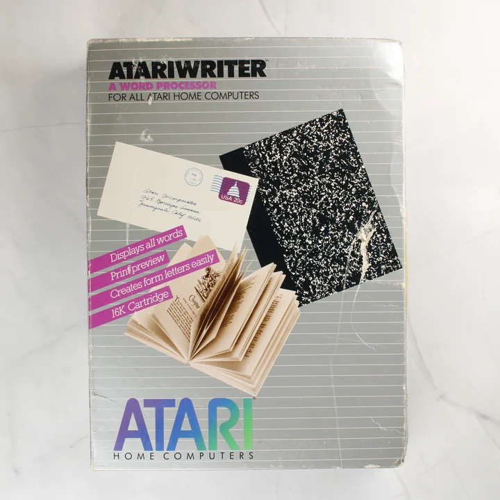 Az AtariWriter szövegszerkesztő szoftver dobozának elölnézete