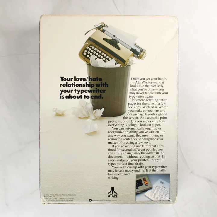 Az AtariWriter szoftver dobozának hátoldala angol nyelvű leírással