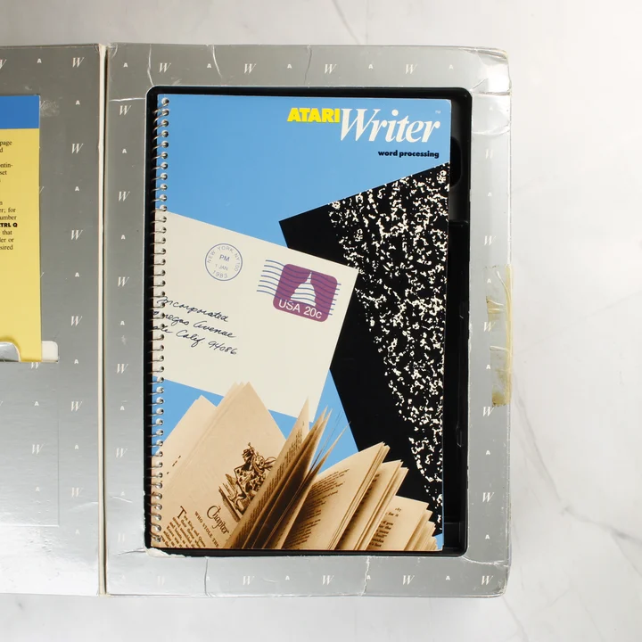 A nyitott AtariWriter doboz a spirálkötésű kézikönyvvel
