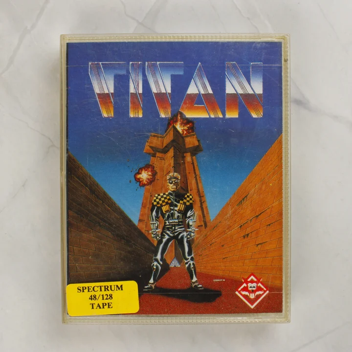 Titan videójáték ZX Spectrum kazetta tokban elölnézetből