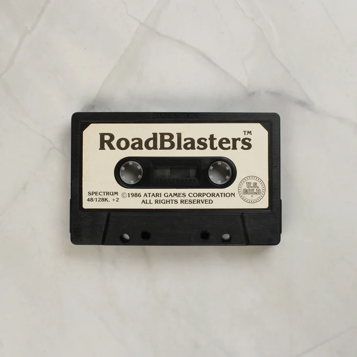 A RoadBlasters játék fekete kazettája fehér címkével.