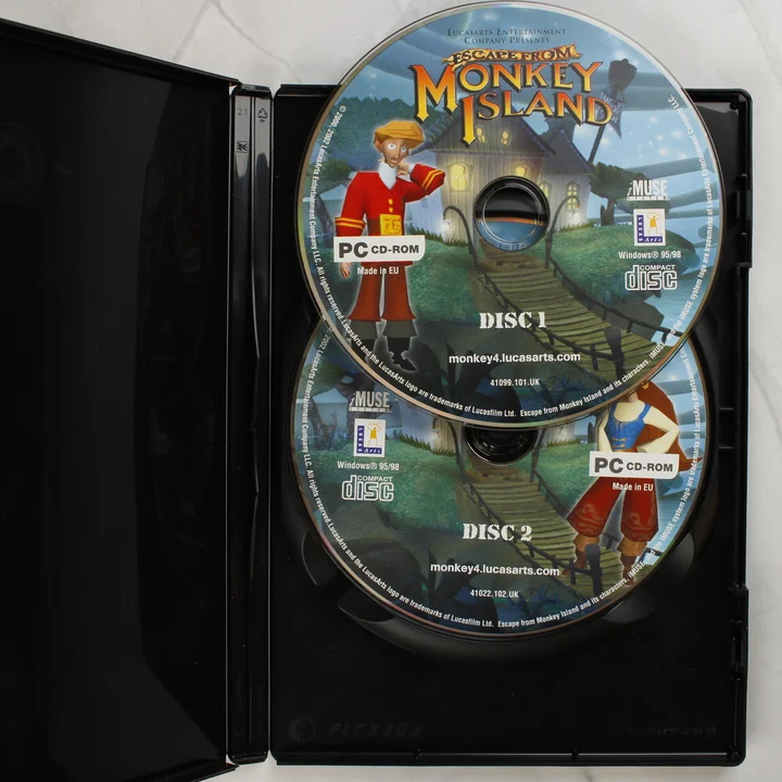 A nyitott tok a két Escape from Monkey Island CD-vel
