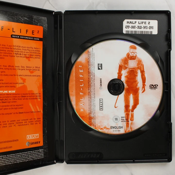 A nyitott Half-Life 2 tok a DVD lemezzel és a termékkulccsal.