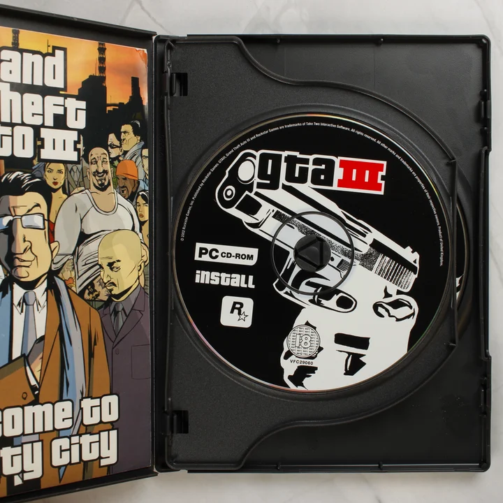 Nyitott tok az Install lemezzel és a kiskönyvvel