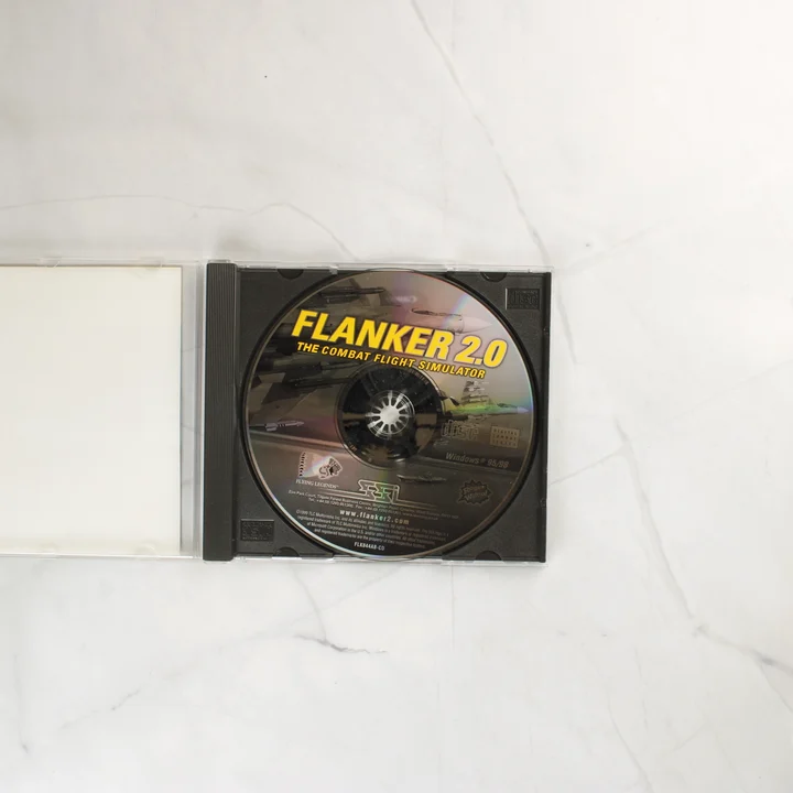 Flanker 2.0 szoftver CD-ROM lemeze a nyitott tokban