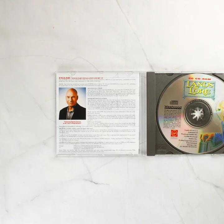 A Lands of Lore kézikönyvének belső oldala Patrick Stewart fotójával