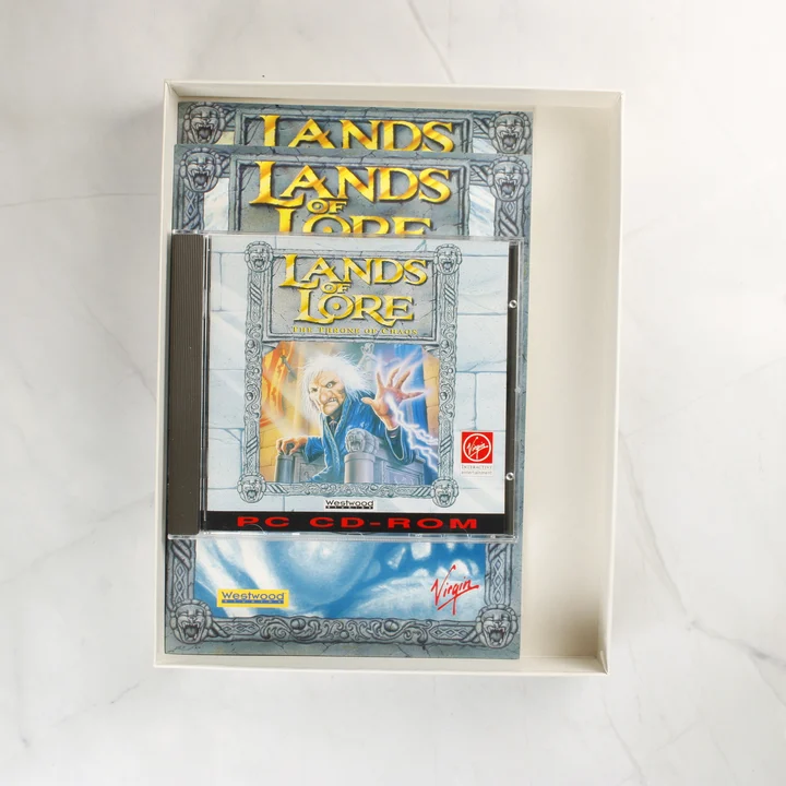 A Lands of Lore játék dobozának tartalma: CD-tok és kézikönyvek
