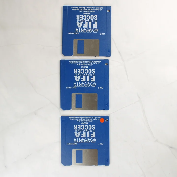 Három kék Amiga floppy lemez a FIFA International Soccer játékkal