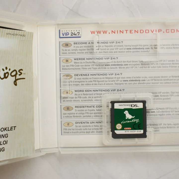 Nyitott Nintendogs Nintendo DS tok a játékkal és a kiskönyvvel