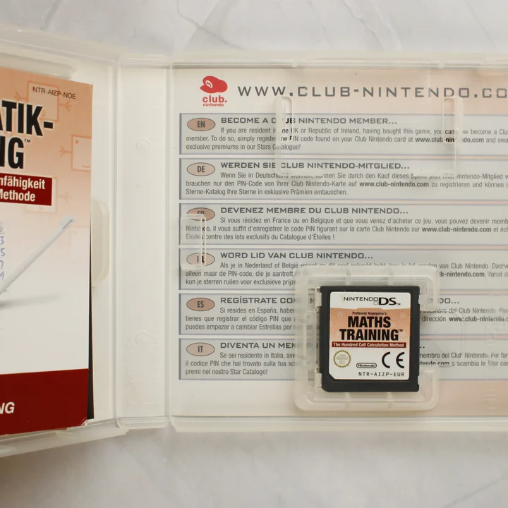 Nyitott Nintendo DS tok a játékkal