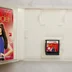 A nyitott Nintendo DS tok a játékkal és az útmutatóval
