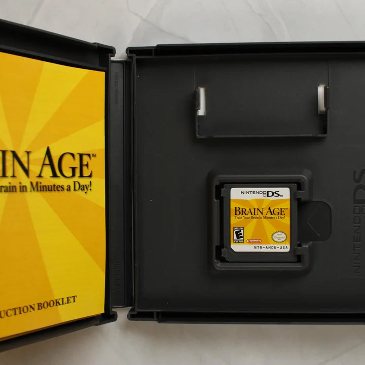 Nyitott Brain Age Nintendo DS tok a cartridge-dzsel és az útmutatóval