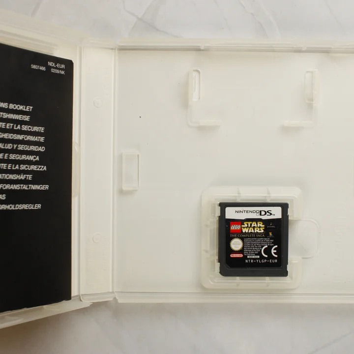 Nyitott Nintendo DS tok a LEGO Star Wars cartridge-dzsel