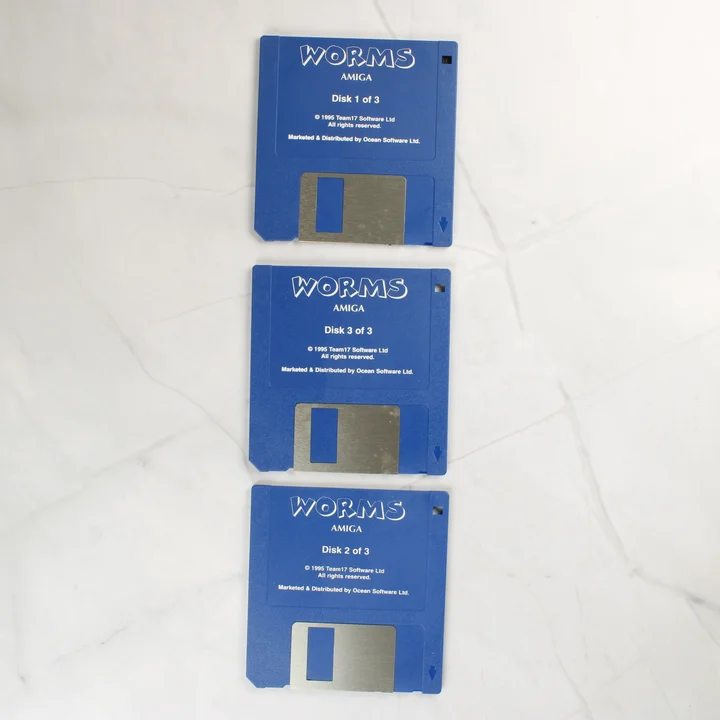 Három kék Worms floppy lemez Amiga számítógéphez