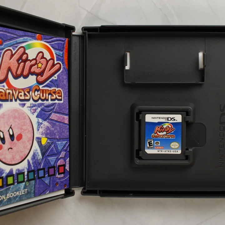 Nyitott Kirby Canvas Curse Nintendo DS tok a cartridge-dzsel és az útmutatóval