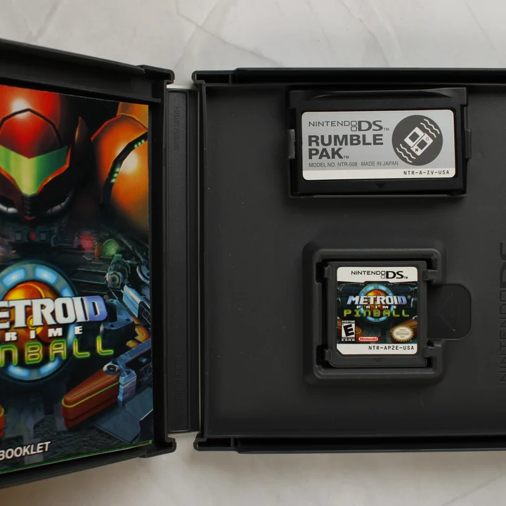 Metroid Prime Pinball Nintendo DS nyitott tok cartridge-el és Rumble Pakkal