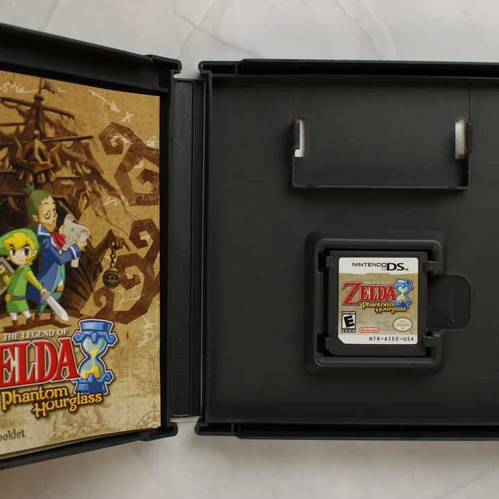 Nyitott Nintendo DS tok a Zelda Phantom Hourglass játékkal és kézikönyvvel