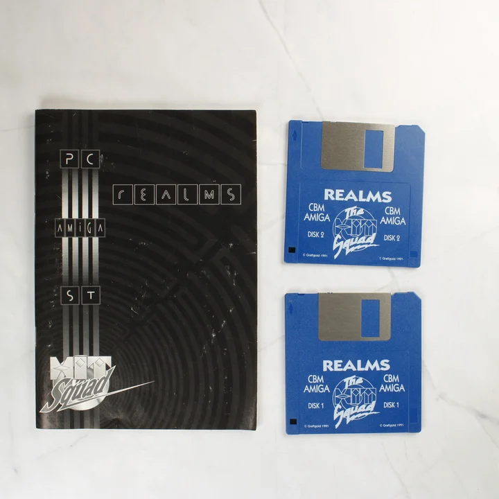 Realms Amiga lemezek és kézikönyv A Realms játék tartozékai: két kék floppy lemez és a használati útmutató