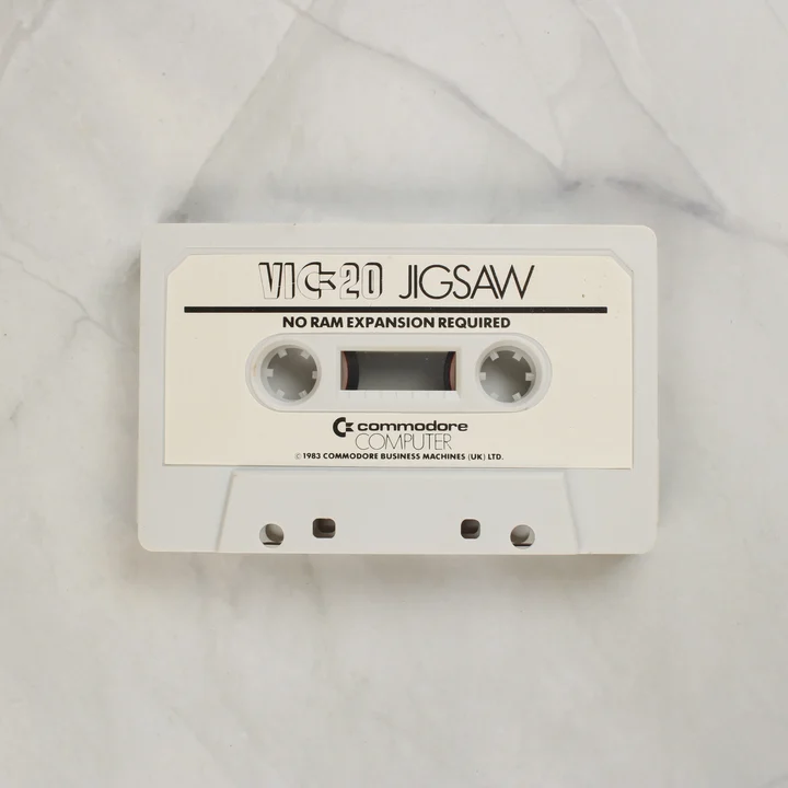 Jigsaw videójáték fehér kazettája