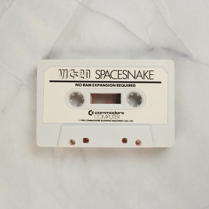 Spacesnake fehér magnókazetta Commodore VIC-20-hoz